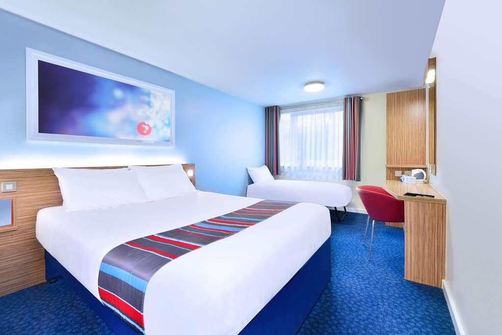 Travelodge High Wycombe Central Room photo