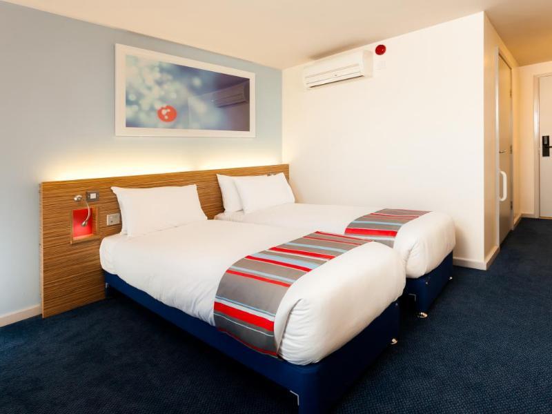 Travelodge High Wycombe Central Exterior photo